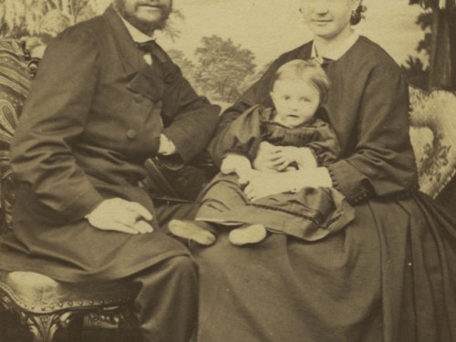 [:fi]Fritz ja Maria Hirn ensimmäisen lapsensa Julian kanssa.
[:en] Fritz and Maria Hirn with their first child, Julia.
[:sv]Fritz och Maria Hirn tillsammans med deras första barn Julia.